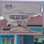 Plang Penyitaan KPK di GOR Pasuruan Dibakar, Terkait Aset Anwar Sadad