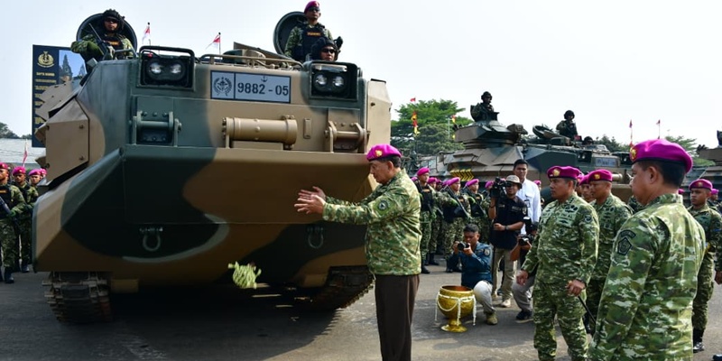 Menhan Sjafrie Serahkan 12 Ranpur Amfibi AAV M-35 Buatan AS ke Marinir