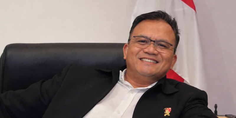 Piring Kiai, Kantong Pejabat, dan “CCTV Langit” yang Terlupakan