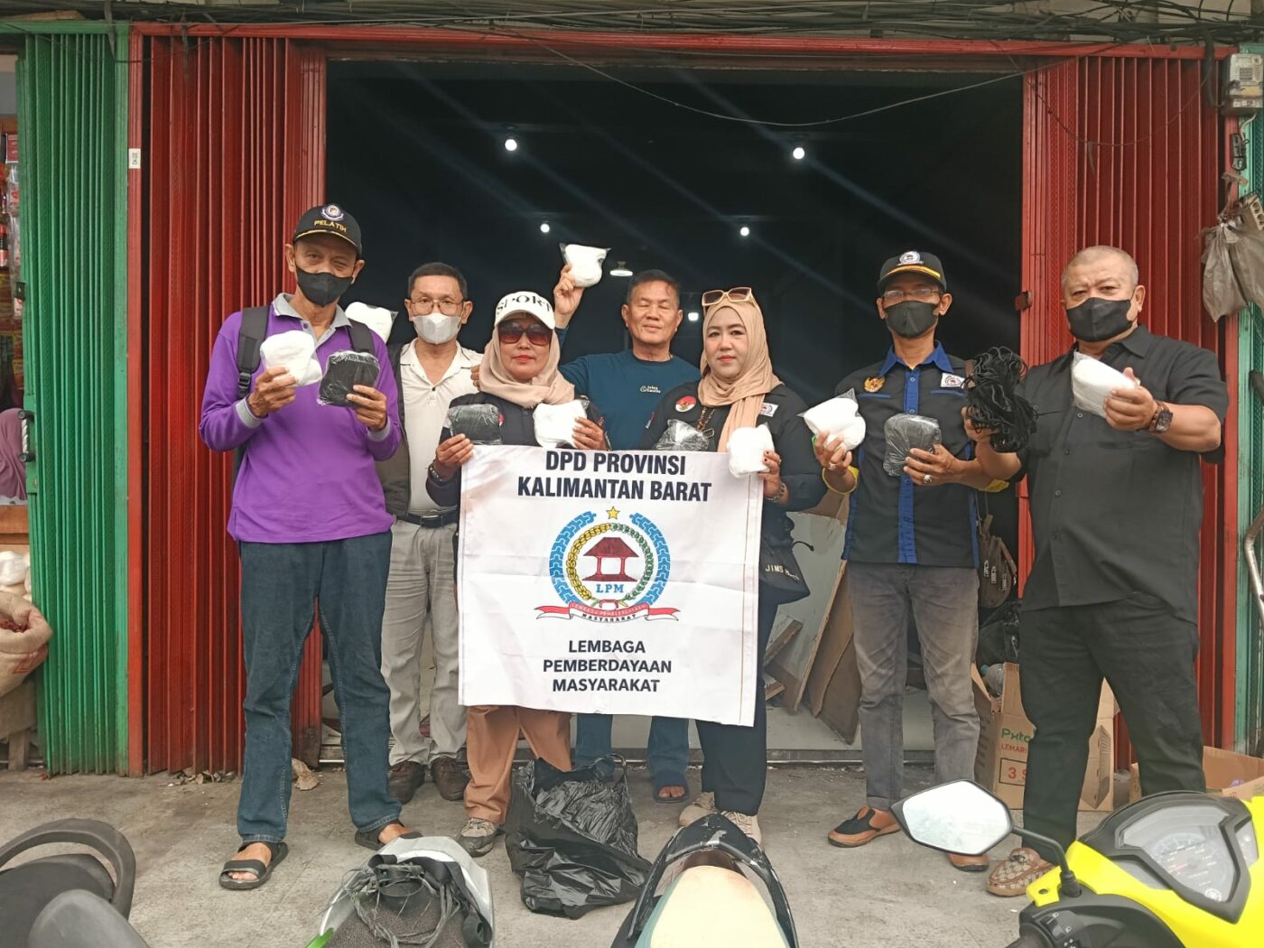 Peduli Asap Karhutla, DPD LPM RI Kalbar Bagikan Masker di Pasar Flamboyan Pontianak