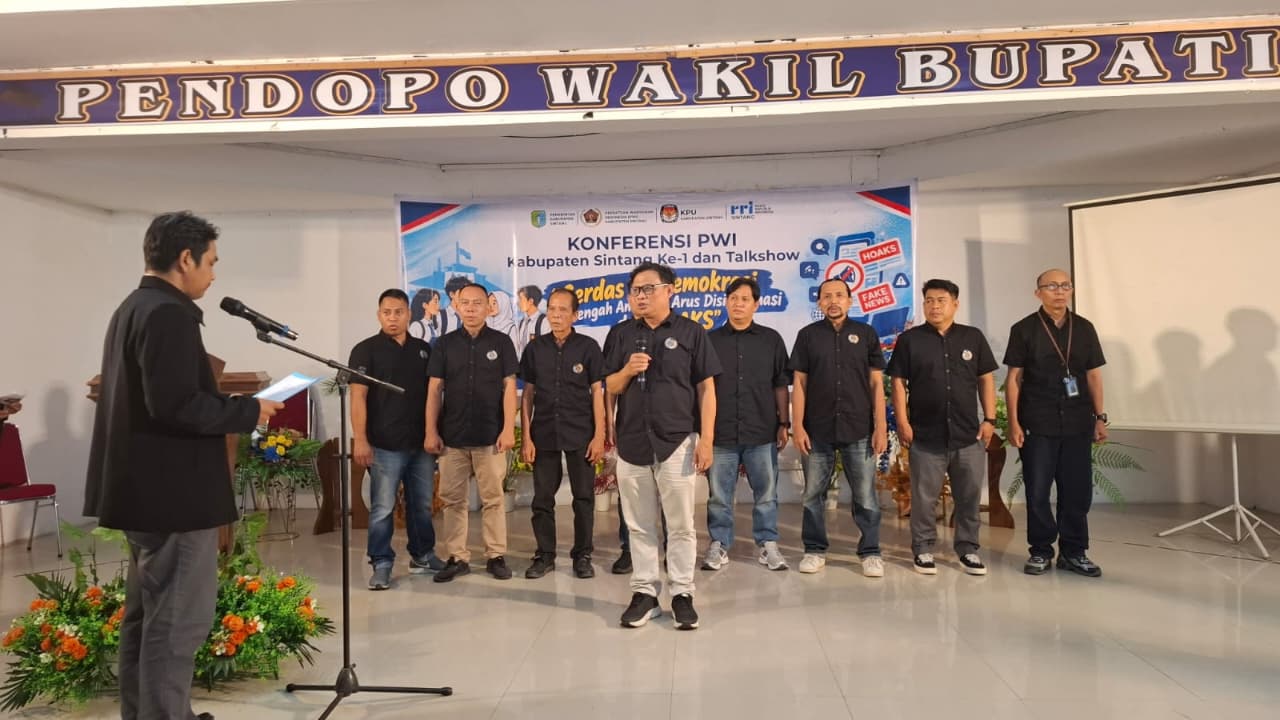 Pengurus PWI Sintang Dilantik, Tingkatkan Kompetensi Wartawan