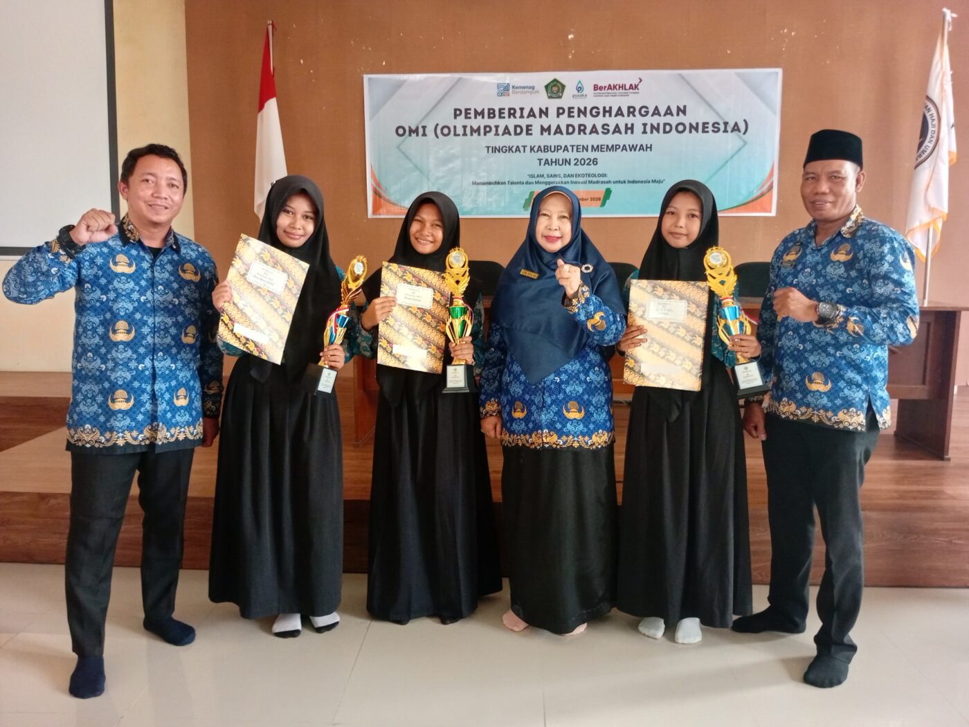 Tiga Siswi MTs Negeri 3 Mempawah Raih Prestasi pada Olimpiade Madrasah Indonesia Tingkat Kabupaten