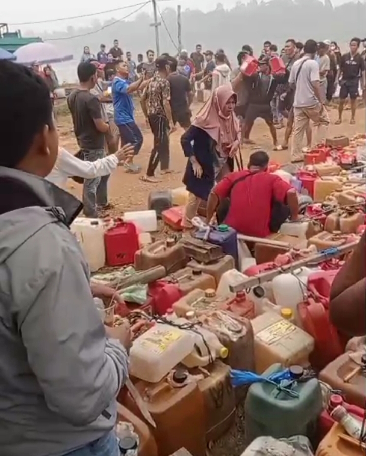 Berebut Dapatkan Jatah BBM Petalite, Sesama Pengantri di Didepan APMS Terapung Semitau Berujung Perkelahian