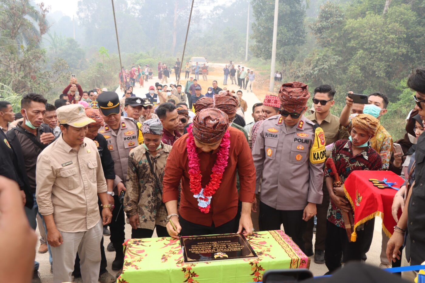 Kapolres Ketapang Hadiri Peresmian Jembatan Gantung Dusun Lipat Gunting