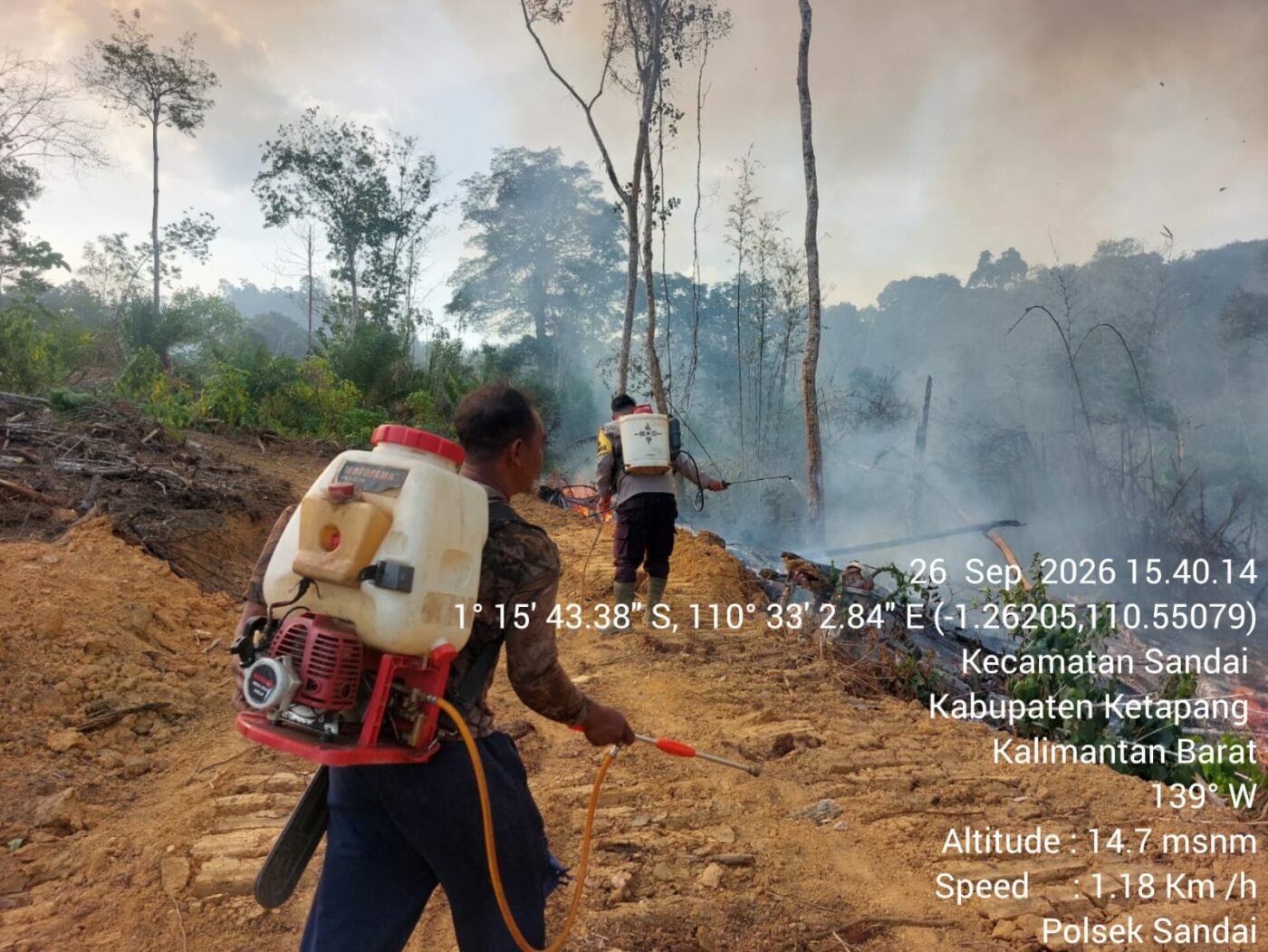 Respons Cepat Cegah Karhutla Meluas, Polsek Sandai Lakukan Groundcheck dan Pemadaman Titik Hotspot