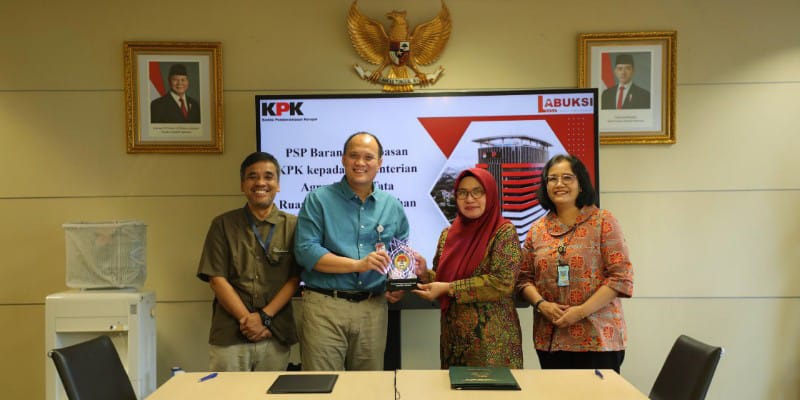 KPK Serahkan Aset Rampasan Senilai Rp250 Juta untuk Layanan Pertanahan di Labuhanbatu