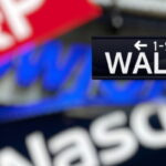 Wall Street Anjlok, Nasdaq Tertekan Inflasi AS