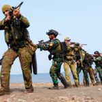 TNI-ADF Mantapkan Latihan Pendaratan Amfibi di Pantai Banongan