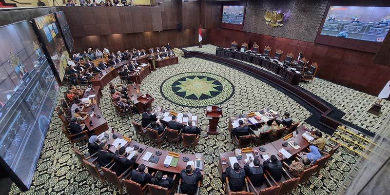 Menunggu Ketukan Palu MK