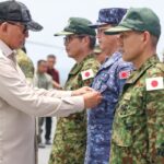 Sjafrie Sematkan Tanda Kehormatan ke Tentara Jepang yang Bantu Atasi Karhutla