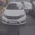 Tanpa Suara, BYD Atto 1 Seruduk Mobil dan Lindas Pengemudi Ojol