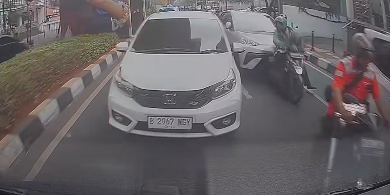 Tanpa Suara, BYD Atto 1 Seruduk Mobil dan Lindas Pengemudi Ojol
