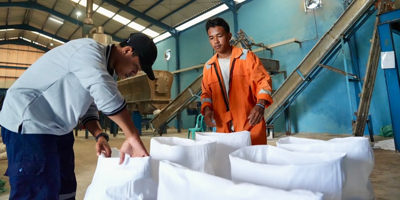 Koperasi di Bima Sukses Produksi Garam Merah Putih