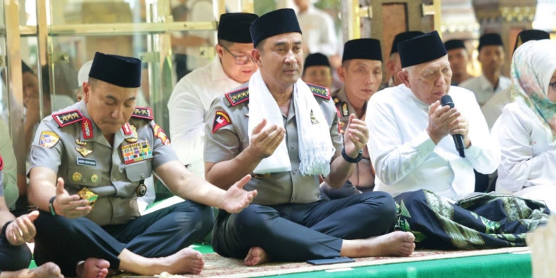 Sinergi Dengan Ulama, Kapolri Silaturahmi ke Ponpes Tebuireng dan Ziarah Makam Gus Dur