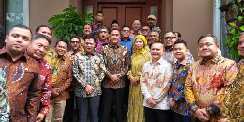 Komisi III DPR Sambangi Kediaman Kapolri Baru