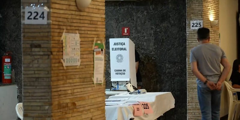 Pemilu Brasil Menuju Putaran Kedua, Putra Bolsonaro Unggul Tipis