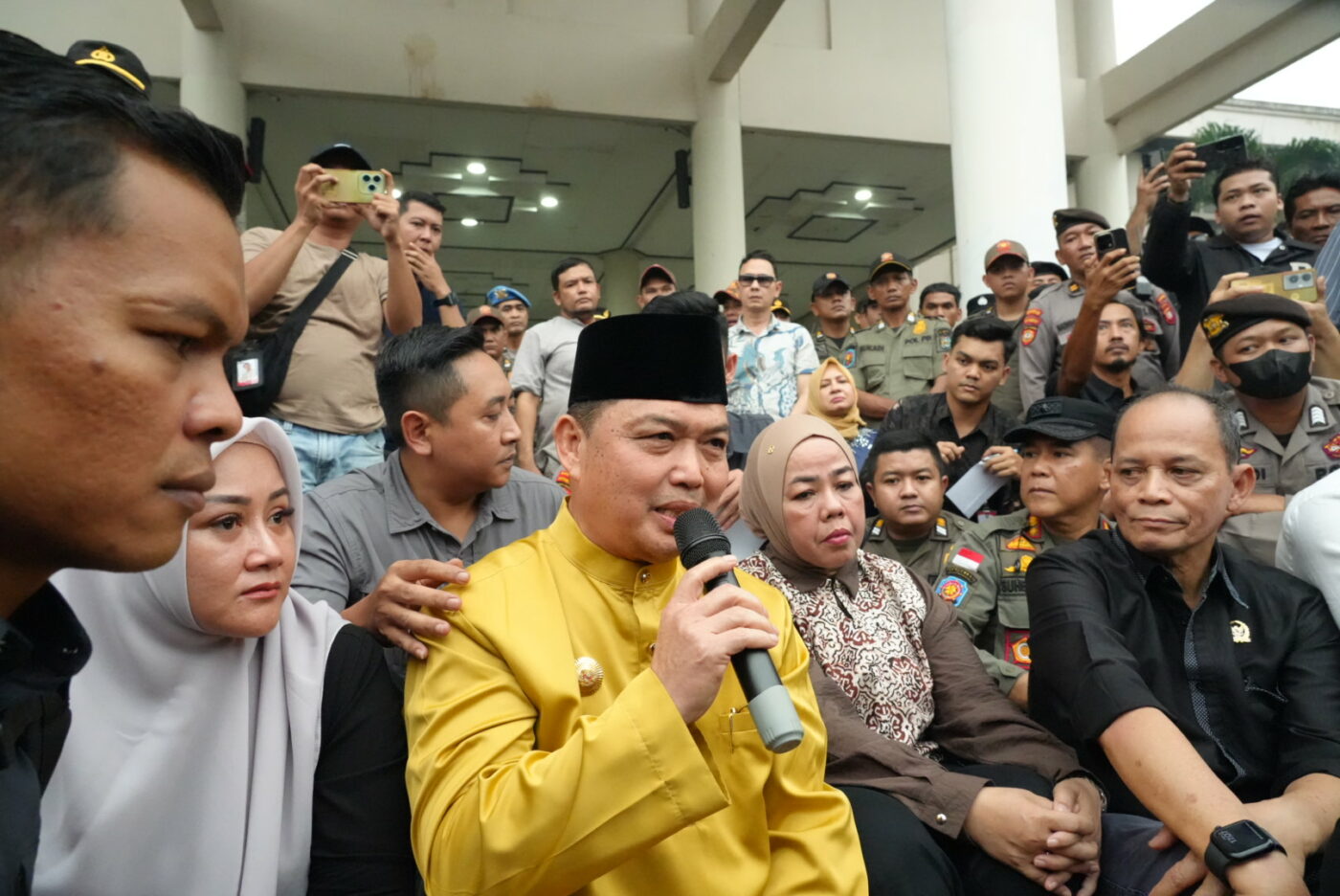 Jelas Berkomitmen: Norsan Dan Krisantus Temui Mahasiswa Saat Demo Di DPRD Kalbar, Tanggapi Isu Karhutla, Kelangkaan BBM, dan Penegakan Hukum