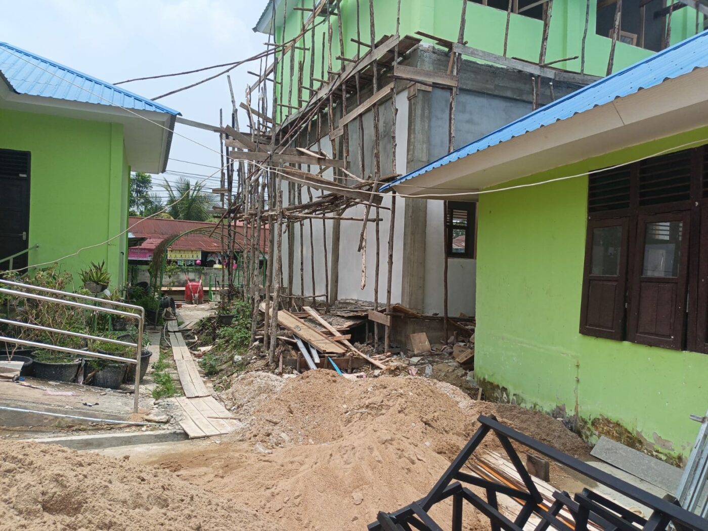 Proyek Revitalisasi SLB Negeri 25 Sintang Disorot: Papan Informasi Tak Terpasang, K3 Dipertanyakan
