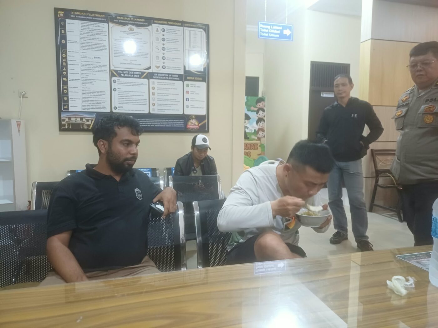 Hendak Tembus Perbatasan RI–Malaysia, Turis China Keliling Dunia Pakai Sepeda Lipat Malah Tersesat di Sendoyan Kabupaten Sambas
