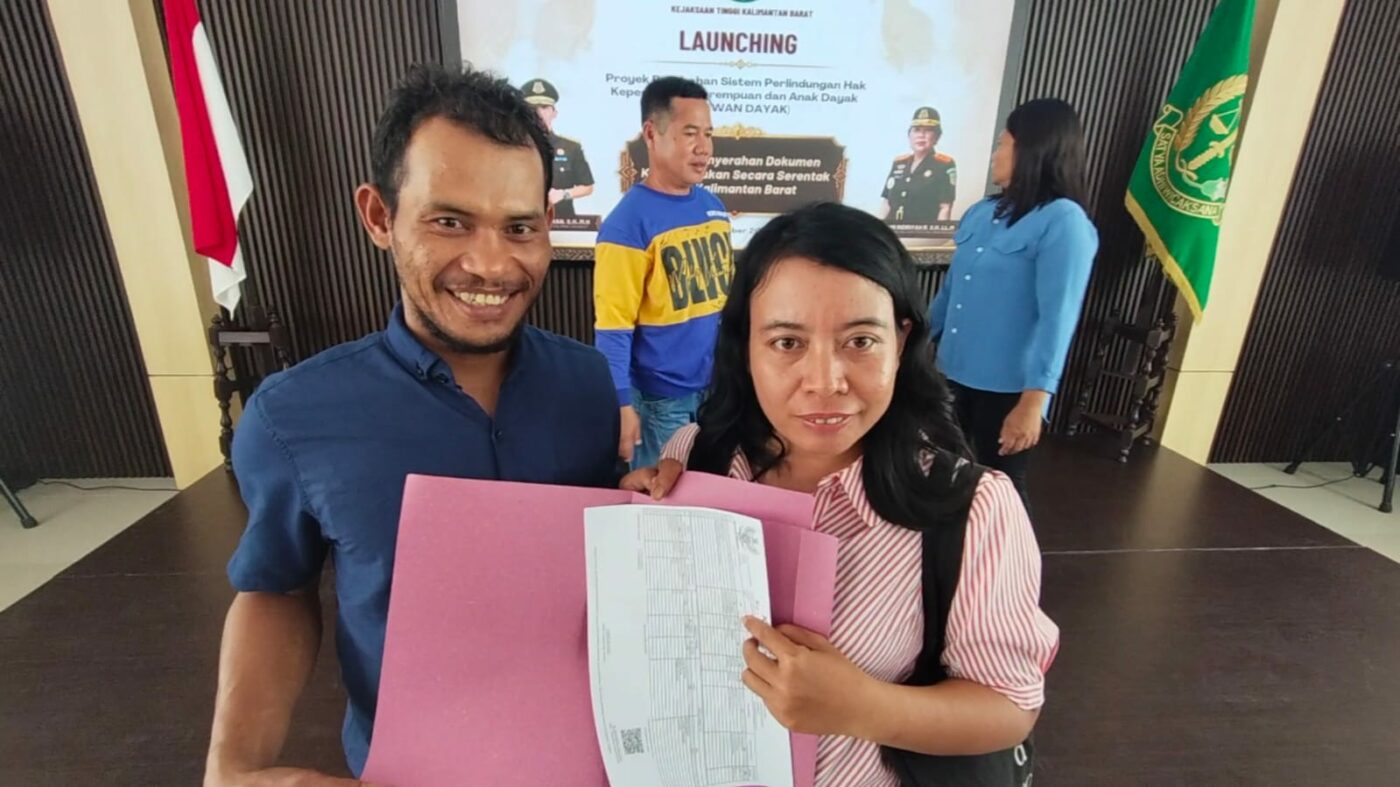 12 Pasangan di Sambas Terima Akta Perkawinan, Yuliana: Jangan Takut Urus