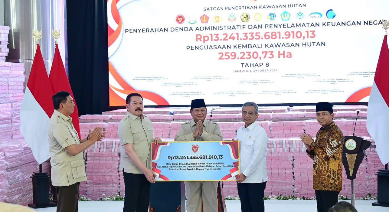 Selamatkan Rp52 Triliun, Presiden Prabowo Saksikan Penyerahan Hasil Satgas Penertiban Kawasan Hutan di Kejagung