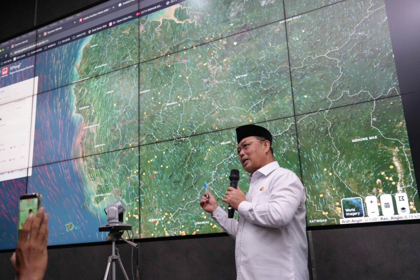 Gubernur Ria Norsan Pantau Pergerakan Arah Angin, Antisipasi Penyebaran Asap Karhutla