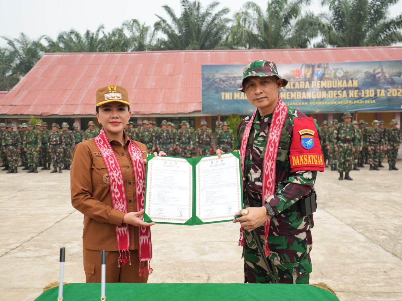 Kodim 1210/Landak Gelar TMMD ke-130 Tahun 2026, Bupati Karolin Resmi Buka Program Pembangunan Desa di Amboyo Selatan