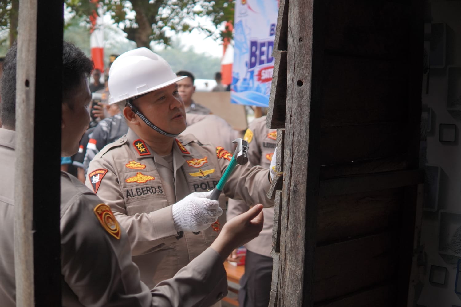 Polda Kalbar Bedah Rumah Warga Desa Subah: Terima Kasih Pak Polisi Sudah Bersama Masyarakat!