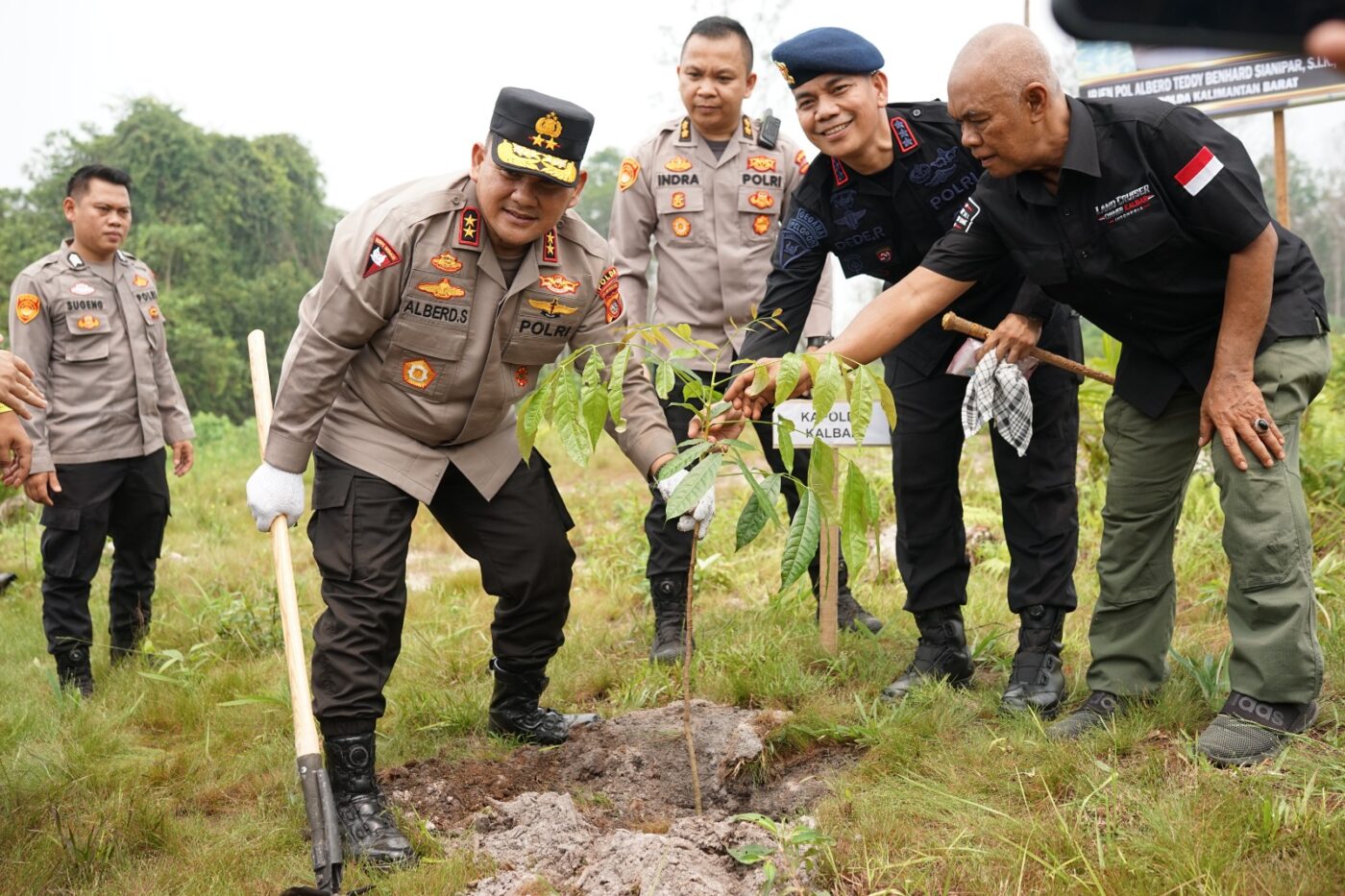 Lestarikan Alam Bumi Khatulistiwa, Polda Kalbar Tanam Pohon di Kawasan Wisata Danau Belibis