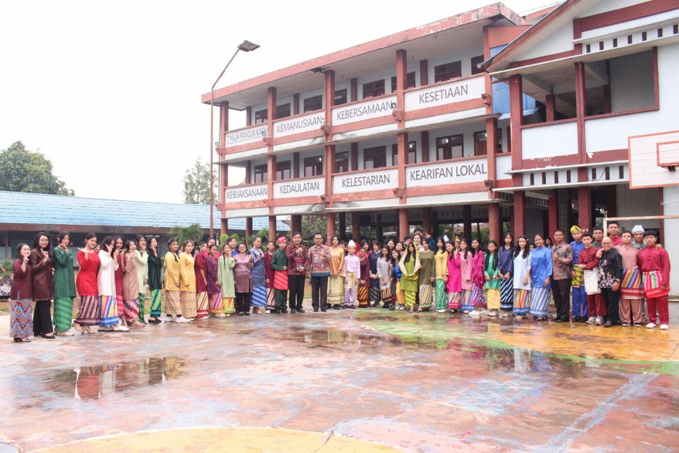Persekolahan Santo Fransiskus Asisi Pontianak Peringati HUT ke-255 Kota Pontianak melalui Lomba Tari Jepin dan Kreasi Pohon Manggar