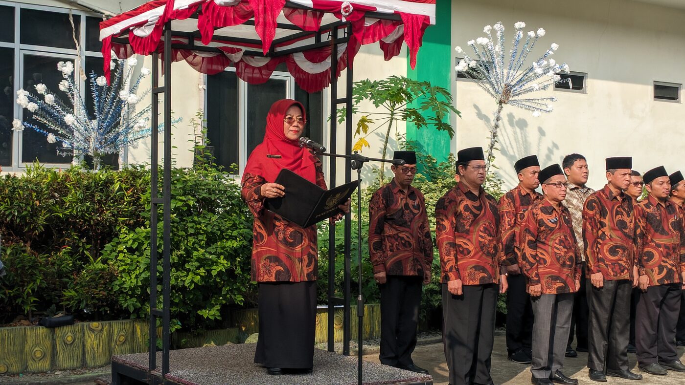Kepala MAN 2 Pontianak Bacakan Pidato Kemenpora pada Apel Hari Sumpah Pemuda ke-98