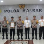 Kapolda Kalbar Berikan Penghargaan kepada Lima Personel Berprestasi