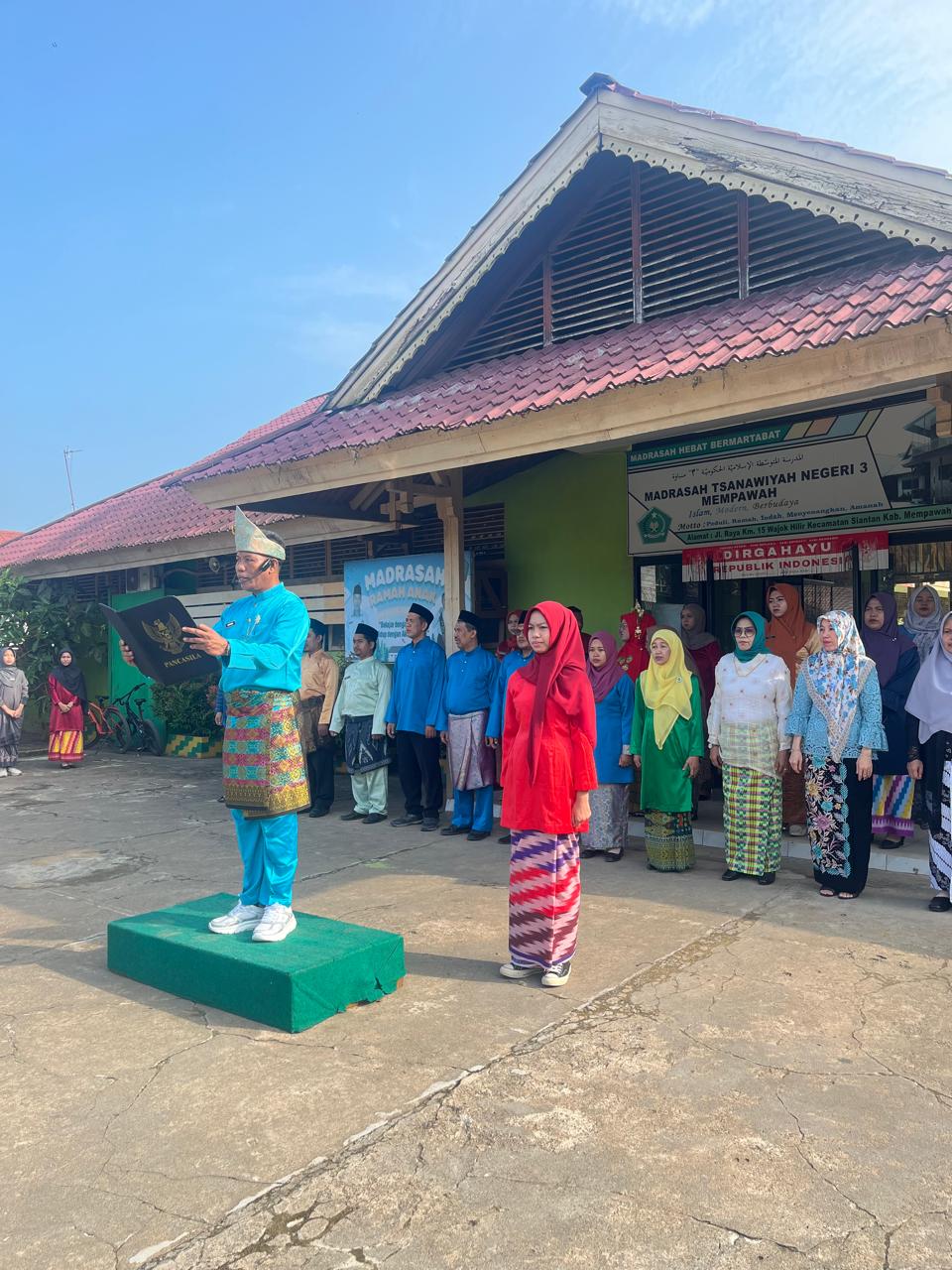 MTsN 3 Mempawah Peringati Sumpah Pemuda dengan Apresiasi Prestasi dan Perlombaan Siswa