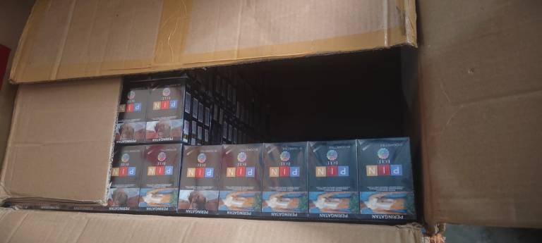 Diduga Rokok Tak Sesuai Kemasan, Truk Fuso Bongkar Muat di Gudang Sakura Bizz Kubu Raya Disorot